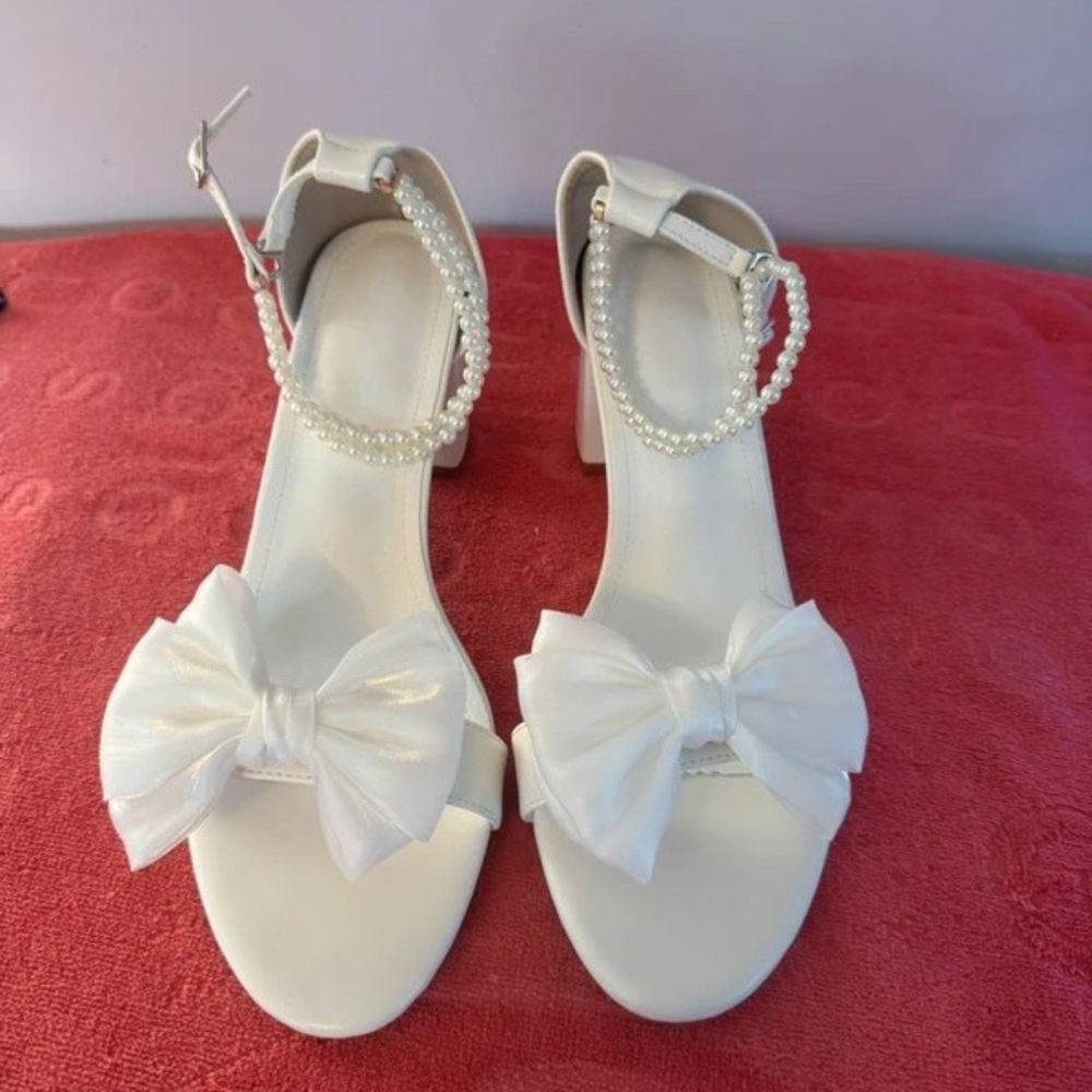 Pearl-Ankle White Bow Block Sandals